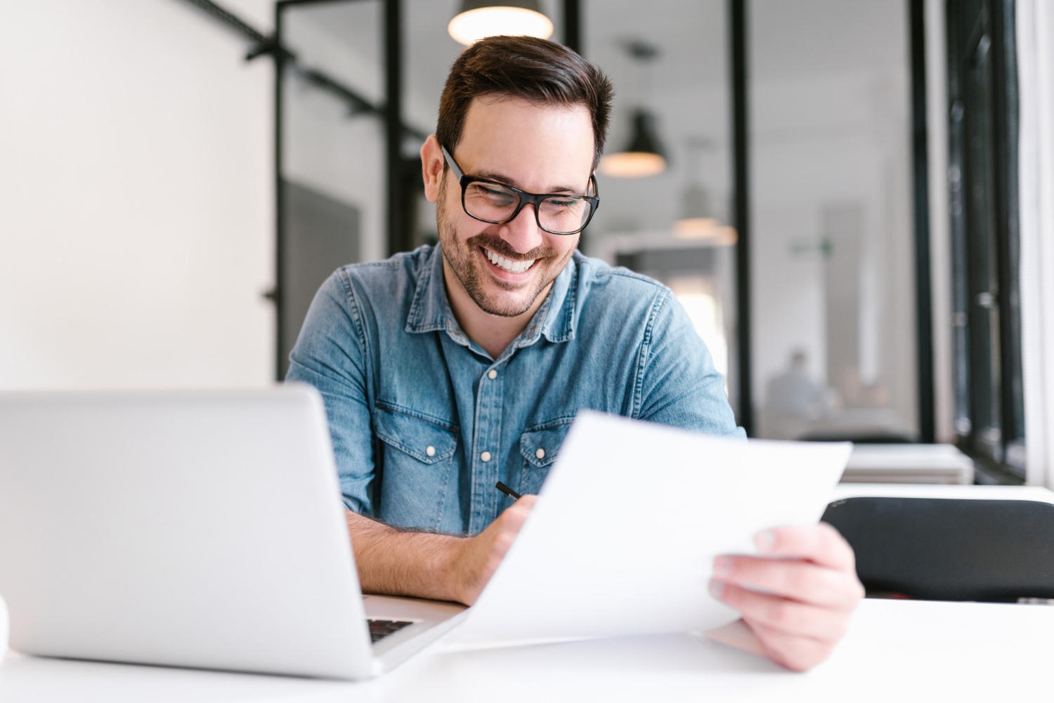 Profissional analisando informações de uma empresa